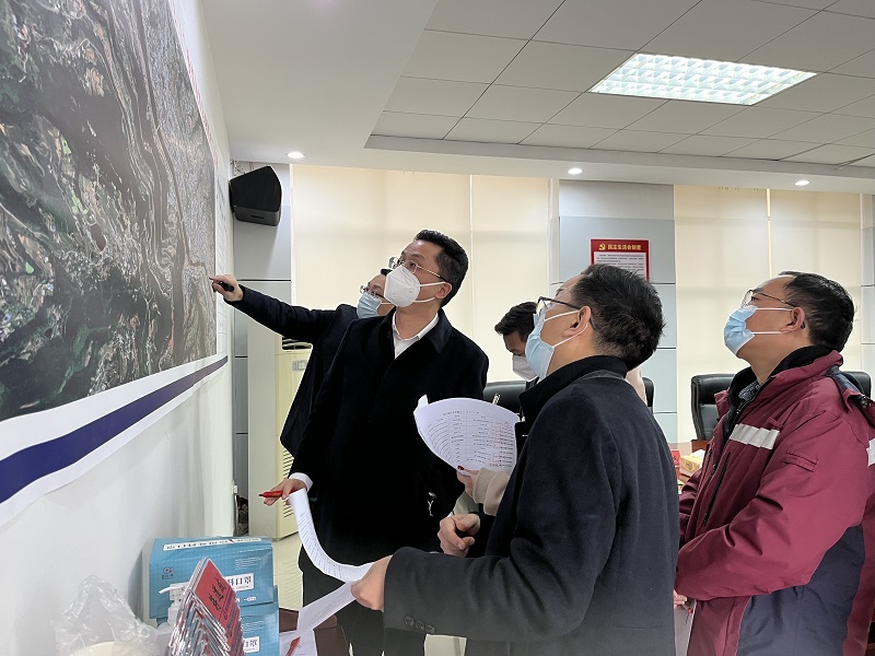 县委书记李玉甫（左一）到中心指导新冠肺炎疫情防控工作.jpg
